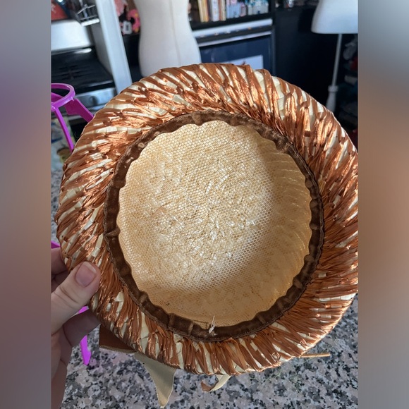 Vintage straw hat with ribbon trim and feather - Picture 5 of 5